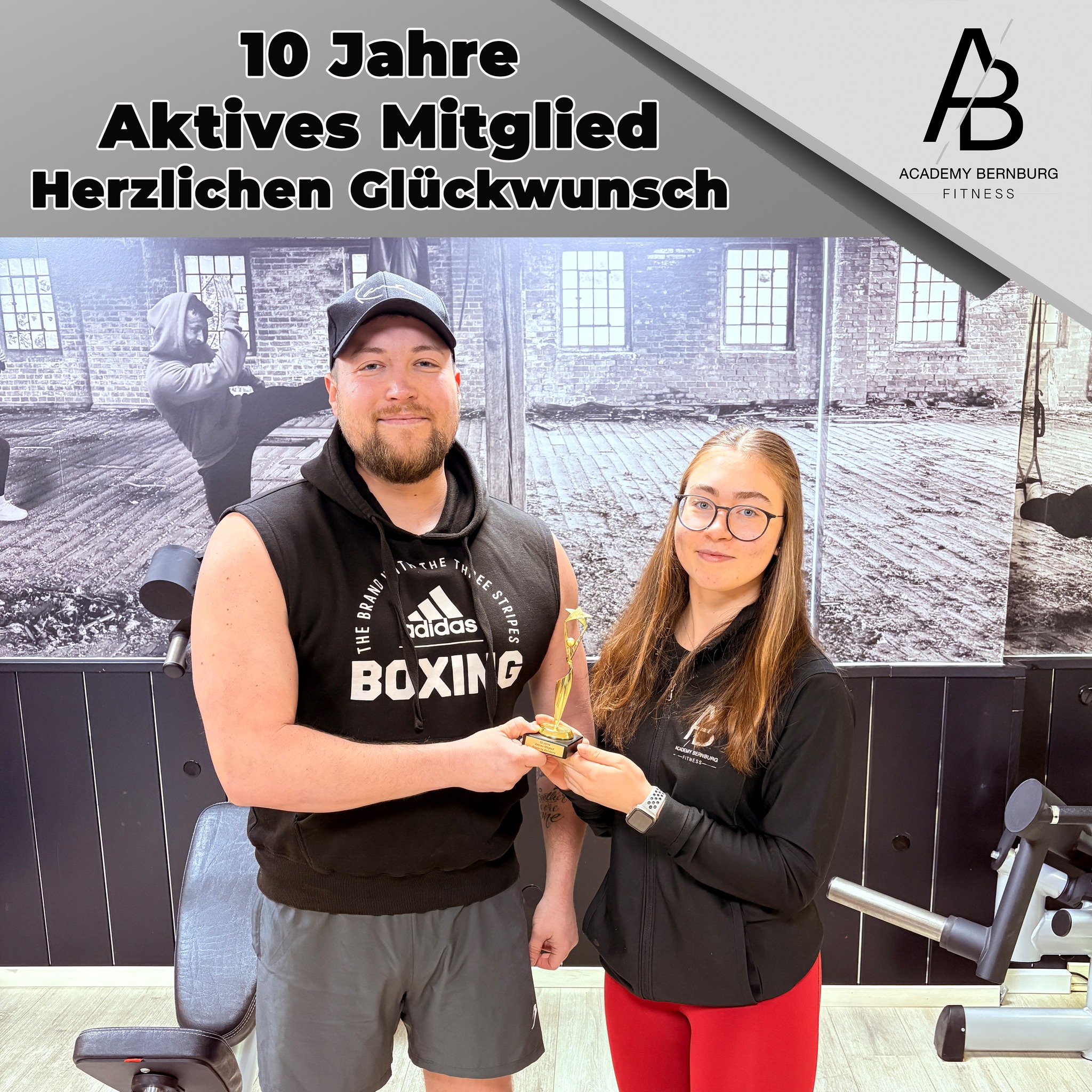 10 Jahre aktives Mitglied
Auch Robin erhielt seine besondere Auszeichnung. Diesmal persönlich übergeben von Mira. Seit über 10 Jahren nimmt er aktiv am Studioalltag teil. Wir sind stolz, diese Auszeichnung übergeben zu können und freuen uns auf viele weitere Jahre zusammen.
#10jahre #bernburg #salzlandkreis #fitnessmotivation #10jahre❤️ #treue #mitglieder #bernburg_bilder #mitglied #treueseele #bernburgsaale #bernburger #gymfit #fitness #10jahrejubiläum #gym #TreueA... Mehr anzeigen