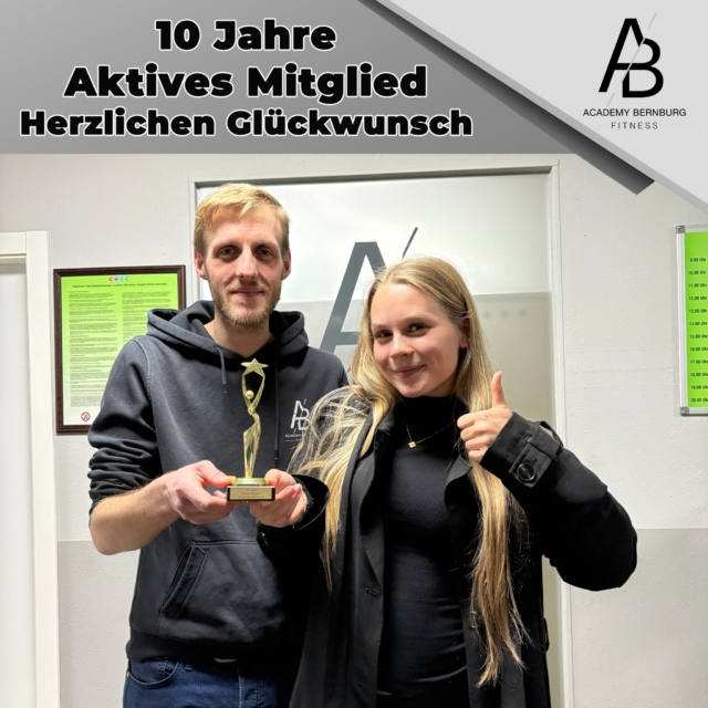 10 Jahre aktives Mitglied
Eine ganz besondere Auszeichnung durfte heute Emma entgegennehmen. Christian übergab ihr den Pokal zur 10 Jahre Mitgliedschaft.
Vor über 10 Jahren startete Emma bei uns als Mitglied. Stetig entwickelte Emma sich weiter und schaffte es, sich über die Kurse bis hin zur Cheftrainerin des Thai-Boxens zu etablieren. Ein ganz besonderer Weg, der die Möglichkeiten von hartem, intensivem und leidenschaftlichem Training aufzeigt. Wir sind stolz, diese Auszeichnung übergeben zu können, und freuen uns auf viele weitere Jahre zusammen.
@emmalotta.gmt
#fitness #gymfit #bernburgandersaale #gym #fitnessmotivation #bernburgsaale #team #teamwork #freiheitleben #fitnessfreaks #freiheitimkopf #gymlife #gymfreak #bernburgerleben #treueseele #academy #thaiboxen #thaiboxen #coach #coaches #entwicklung #Entwicklung #entwicklungsförderung #entwicklungssprünge