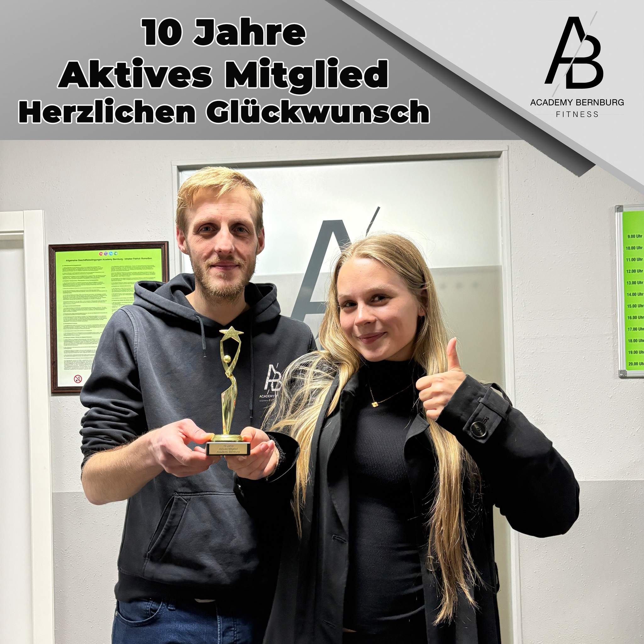 10 Jahre aktives Mitglied
Eine ganz besondere Auszeichnung durfte heute Emma entgegennehmen. Christian übergab ihr den Pokal zur 10 Jahre Mitgliedschaft.
Vor über 10 Jahren startete Emma bei uns als Mitglied. Stetig entwickelte Emma sich weiter und schaffte es, sich über die Kurse bis hin zur Cheftrainerin des Thai-Boxens zu etablieren. Ein ganz besonderer Weg, der die Möglichkeiten von hartem, intensivem und leidenschaftlichem Training aufzeigt. Wir sind stolz, diese Auszeichnung übergeben zu können, und freuen uns auf viele weitere Jahre zusammen.
@emmalotta.gmt
#fitness #gymfit #bernburgandersaale #gym #fitnessmotivation #bernburgsaale #team #teamwork #freiheitleben #fitnessfreaks #freiheitimkopf #gymlife #gymfreak #bernburgerleben #treueseele #academy #thaiboxen #thaiboxen #coach #coaches #entwicklung #Entwicklung #entwicklungsförderung #entwicklungssprünge