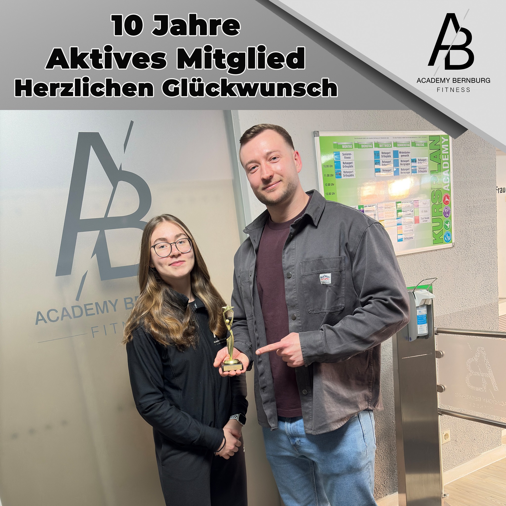 10 Jahre aktives Mitglied
Der nächste, der seine persönliche Auszeichnung von Mira entgegennehmen darf, ist Tim. Seit über 10 Jahren nimmt er aktiv am Studioalltag teil.
Wir sind stolz, diese Auszeichnung übergeben zu können und freuen uns auf viele weitere Jahre zusammen.
#bernburgsaale #bernburg_bilder #mitglieder #gymfit #fitness #treueseele #team #bernburg #gym #treue #bernburgerleben #event #fitnessmotivation #bernburger #salzlandkreis #mitglied #academy #treuekunden #bernburgandersaale #10jahre #TreueAktion #10jahre❤️ #10jahrejubiläum #gymmotivation #stolzundglücklich #teamgeist #fitnessfun #fitnessfreaks #fitnesslifestyle #teamwork