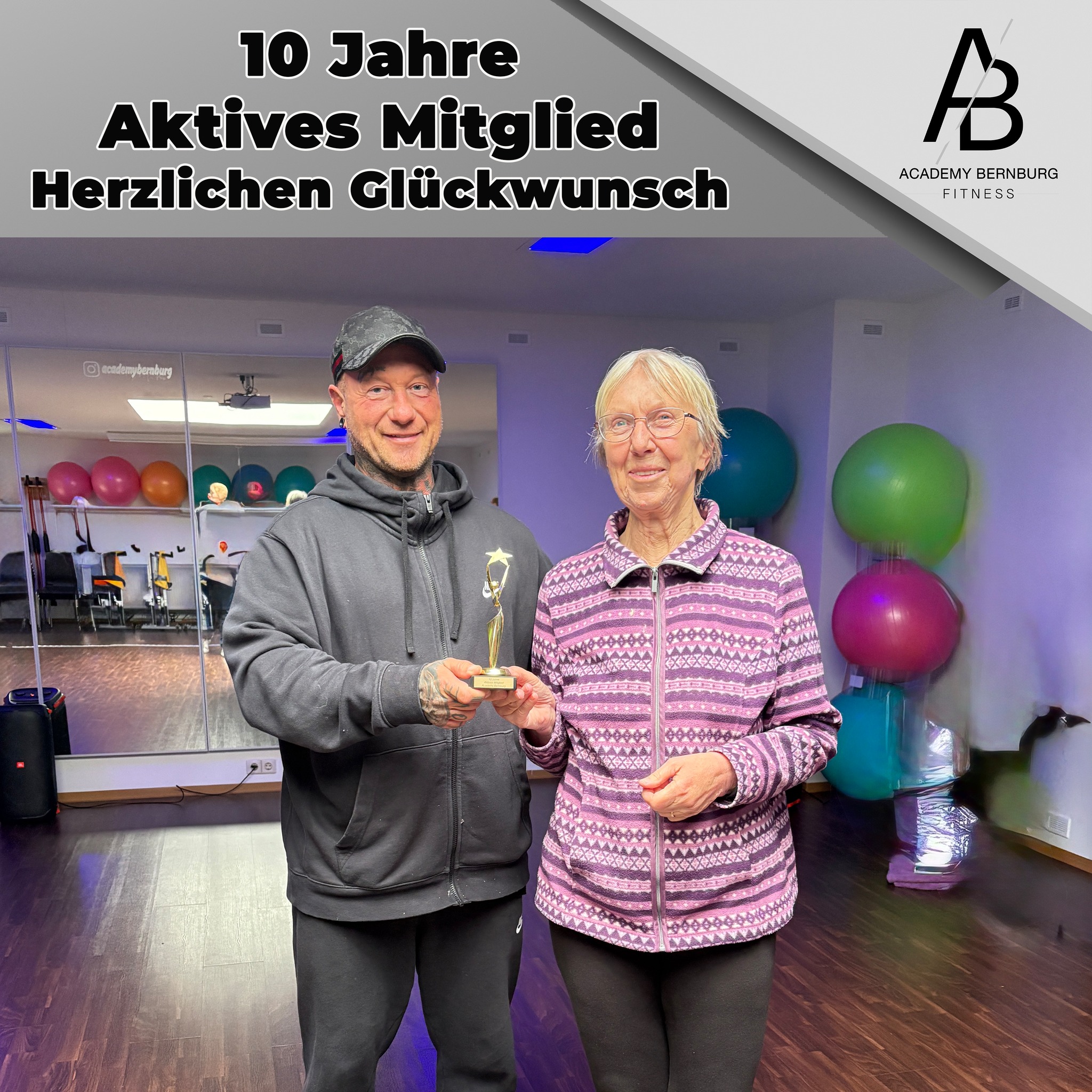 10 Jahre aktives Mitglied
Barbara erhielt heute ihre besondere Auszeichnung vom Chef persönlich. Seit über 10 Jahren nimmt sie aktiv am Studioalltag teil.
Wir sind stolz, diese Auszeichnung übergeben zu können und freuen uns auf viele weitere Jahre zusammen.
#bernburgsaale #academy #bernburgerleben #bernburger #salzland #bernburg #salzlandkreis #bernburg_bilder #bernburg #bernburgsaale #gym #gymrat #gymfit #fitness #fitnessmotivation #10jahrejubiläum #10jahre❤️ #10jahre