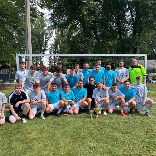NACHBERICHT | ACADEMY CUP II ⚽🐾
Was für ein großartiger Fußballsonntag! Am 21.06.2026 fand auf der Sportanlage des TSV Preußlitz unser zweiter ACADEMY CUP statt – und das erneut für einen guten Zweck: Für das Tierheim Plömnitz (@tierheim_ploemnitz). 🐾❤️
Trotz des wechselhaften Wetters ließen sich zahlreiche Zuschauerinnen und Zuschauer den Spaß nicht nehmen und sorgten den gesamten Tag über für eine tolle Atmosphäre. Gemeinsam mit dem @tsv_preusslitz und @kidsevbernburg konnten wir ein schönes Event für die ganze Familie auf die Beine stellen und zeigen, wie Sport Menschen verbindet.
Auf dem Spielfeld kämpften insgesamt acht Mannschaften um den Turniersieg. Dabei standen Teamgeist und der gemeinsame Einsatz für das Tierheim Plömnitz im Mittelpunkt. Genau das macht den Academy Cup aus: Fußball spielen und gleichzeitig etwas Gutes bewirken.
🏆 Die Platzierungen des ACADEMY CUP II:�
🥇 Academy Bernburg – Titel erfolgreich verteidigt!�
🥈 KIDS e.V. – Starker 2. Platz bei der ersten Turnierteilnahme.�
🥉 City Barbier – Ebenfalls bei ihrem Debüt direkt auf das Podium.
Herzlichen Glückwunsch an alle Teams für ihre sportlichen Leistungen und ein großes Dankeschön an alle Helferinnen und Helfer, Partner, Unterstützer sowie die vielen Besucher vor Ort.
Wir bedanken uns beim TSV Preußlitz für die Gastfreundschaft und die Organisation.
🐶 Besonders stolz sind wir darauf, dass der gesamte Academy Cup II dem Tierheim Plömnitz zugutekommt. Die genaue Spendensumme werden wir nach der offiziellen Spendenübergabe bekannt geben.
Vielen Dank an alle, die diesen Tag möglich gemacht haben. Gemeinsam haben wir gezeigt, dass Fußball mehr sein kann als nur ein Spiel. ❤️⚽🐾
#AcademyCup #AcademyCupII #AcademyBernburg #TierheimPlömnitz #Spendenaktion #FußballFürDenGutenZweck #Bernburg #Preußlitz #TSVPreußlitz #KidsEV #CityBarbier #Freizeitfußball #GemeinsamStark #Fußballverbindet