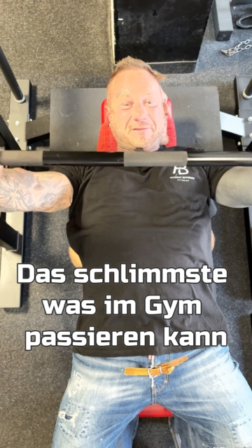 Das Schlimmste, was dir im Gym passieren kann … 😂🏋️♂️
Du fragst höflich, wie viele Sätze noch fehlen – und zwei Sekunden später bist du deine Bank los. Seine Reaktion sagt einfach alles! 💀
Jetzt seid ihr gefragt: Wer war im Recht – Patrick oder Christian? 👀 Schreibt euer Urteil in die Kommentare und markiert den Trainingspartner, der genauso eiskalt wäre! 👇
Trainiere in deinem 24/7-Fitnessstudio in Bernburg:
💚 Aktionstarif: nur 6,50 € pro Woche
✅ Keine Gebühren
✅ Keine Pauschalen
⏰ Täglich 24 Stunden geöffnet
Academy Bernburg – dein Training, deine Zeit, deine Community. 💪
#AcademyBernburg #FitnessBernburg #Bernburg #GymHumor #Bankdrücken